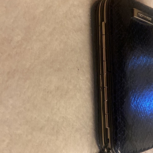 BCBG Clasp Case/Phone Case NWT - Picture 6 of 8